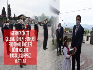 GERMENCİK'TE ÇELENK TÖRENİ SONRASI PROTOKOL ÜYELERİ ÖĞRENCİLERE PASTALI SÜRPRİZ YAPTILAR